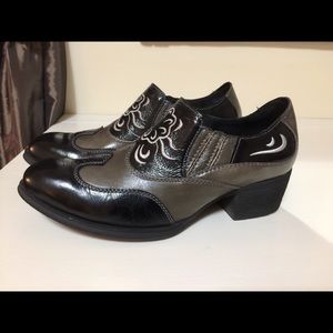 BORN Two-Tone Leather Shoe, Embroidered